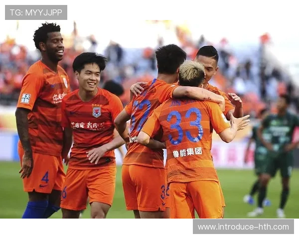 欧冠赛场激战正酣豪门球队上演惊险逆转戏码